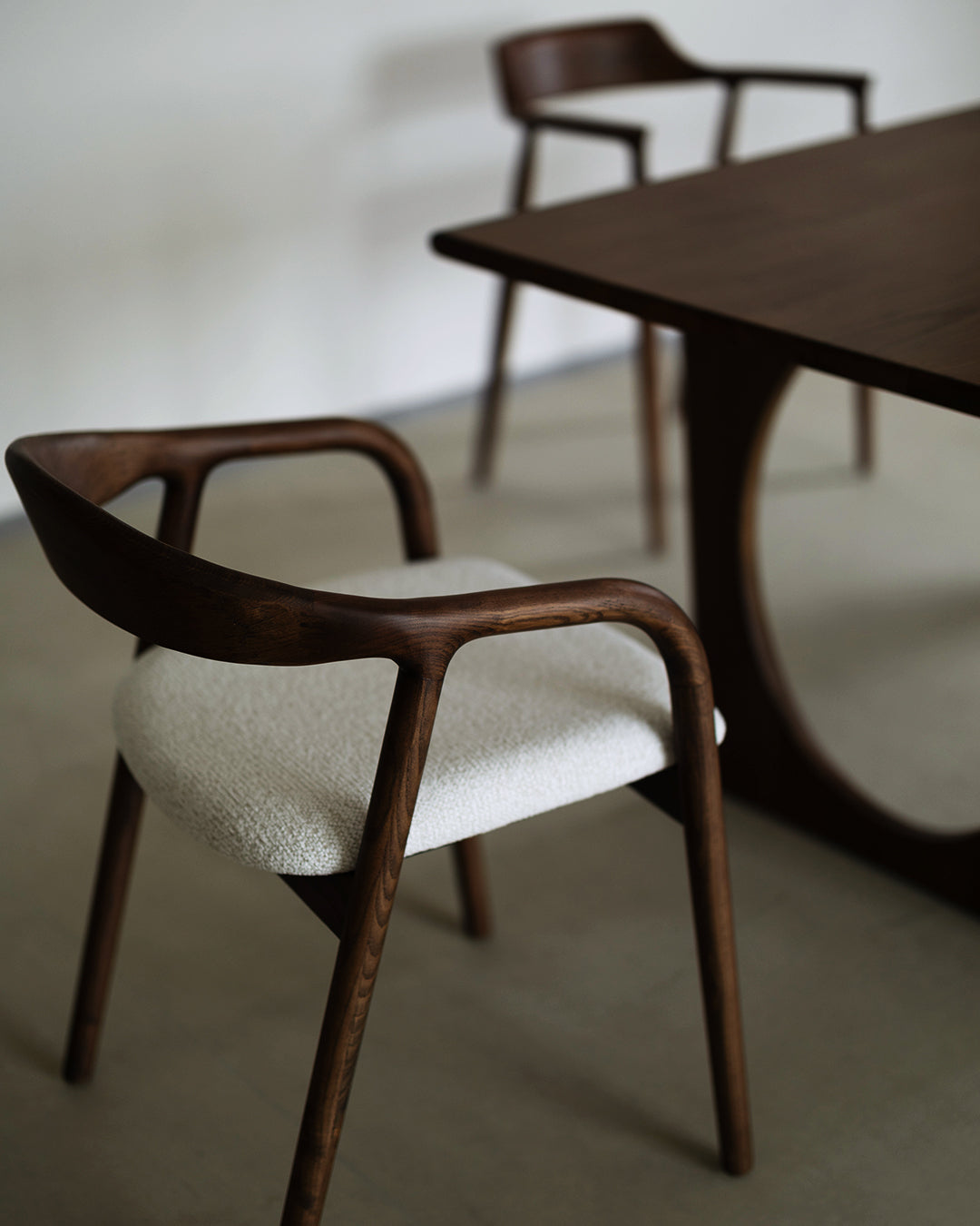 walnut / white