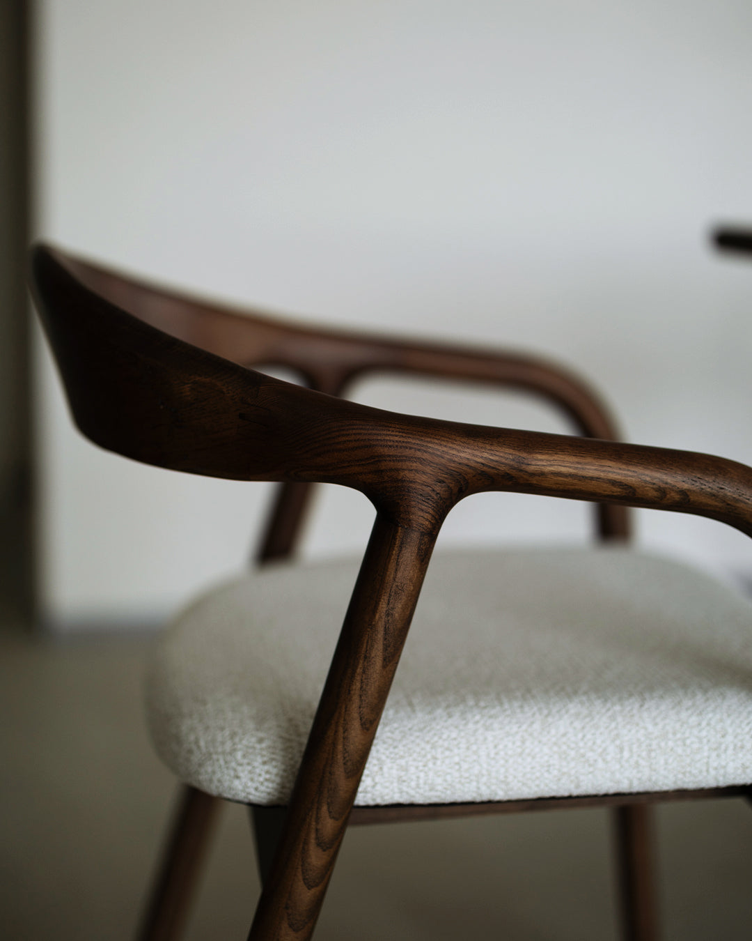 walnut / white