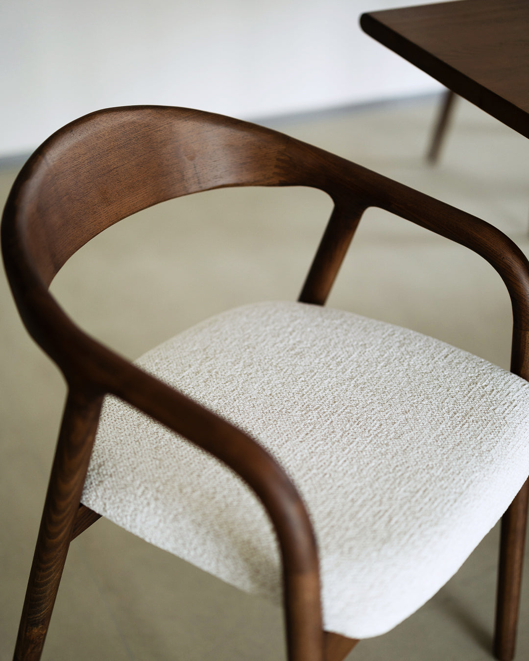 walnut / white