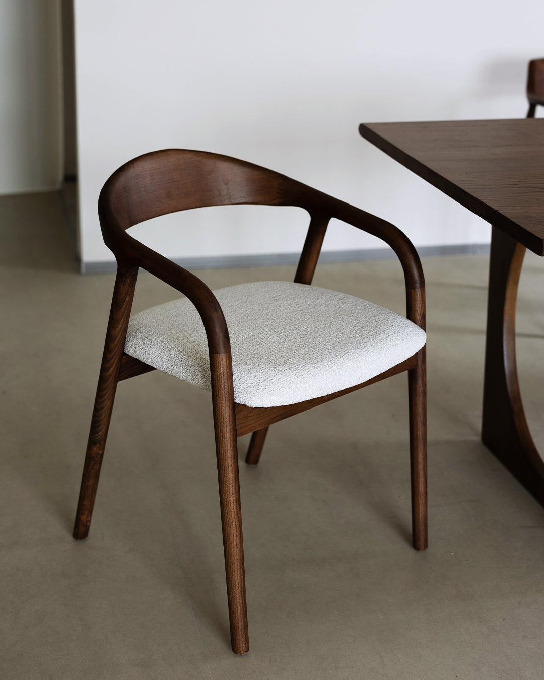 walnut / white