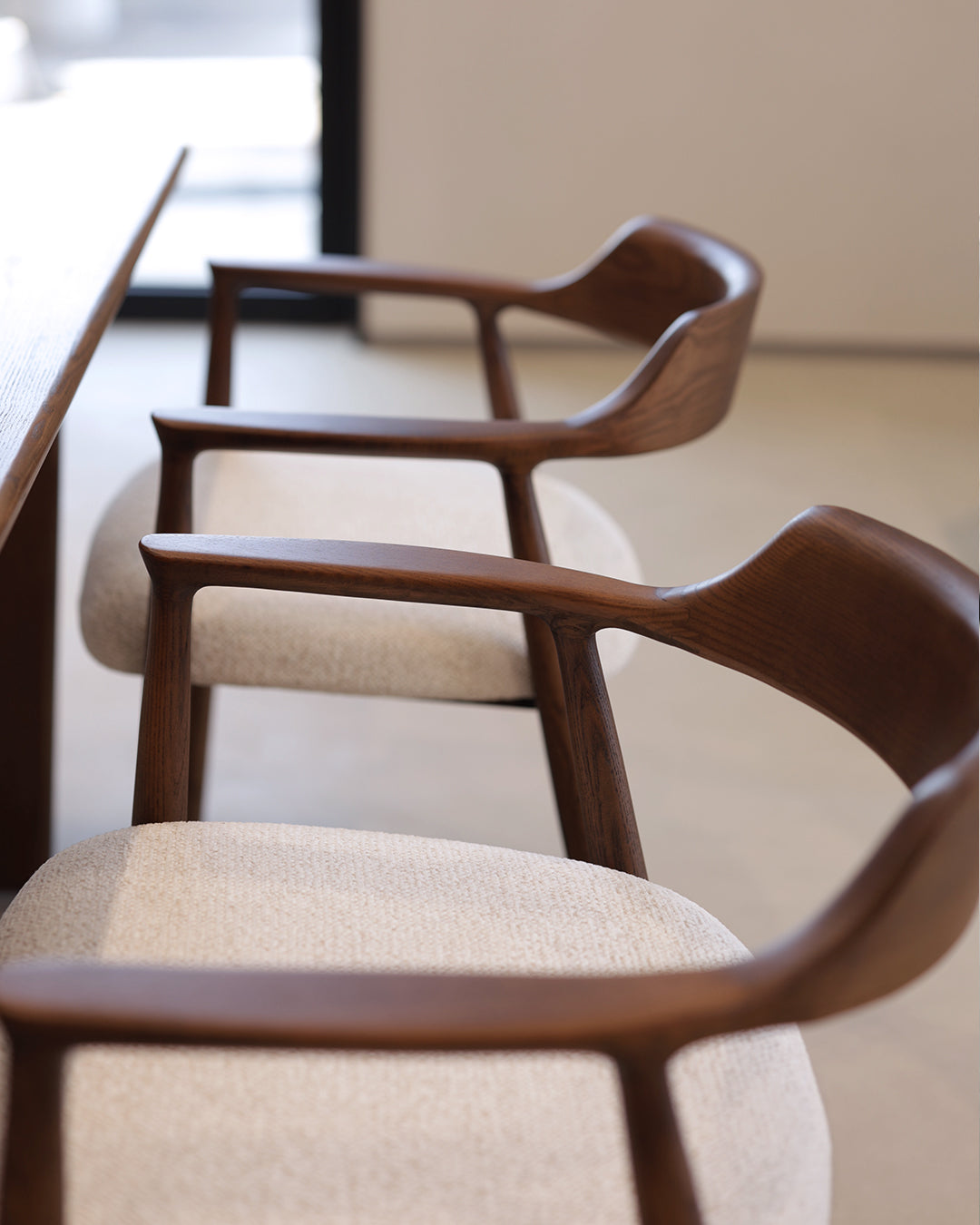 walnut / white
