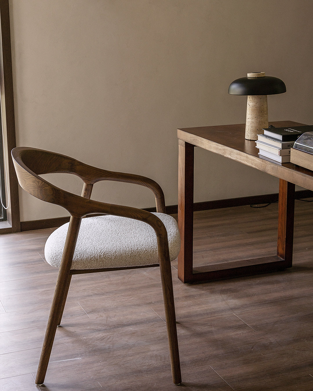 walnut / white